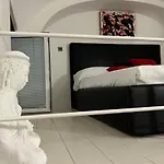 Scarlethouse